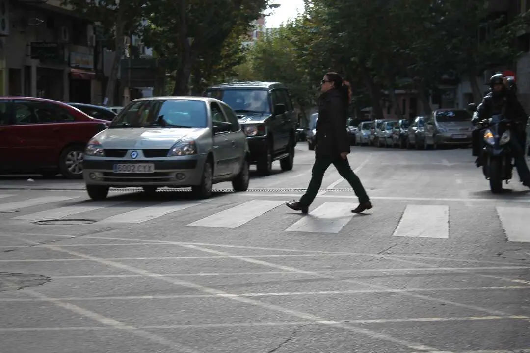 Hacer se&ntilde;ales manuales a peatones en pasos de cebra est&aacute; prohibido y puede conllevar multa y p&eacute;rdida de puntos. / EP