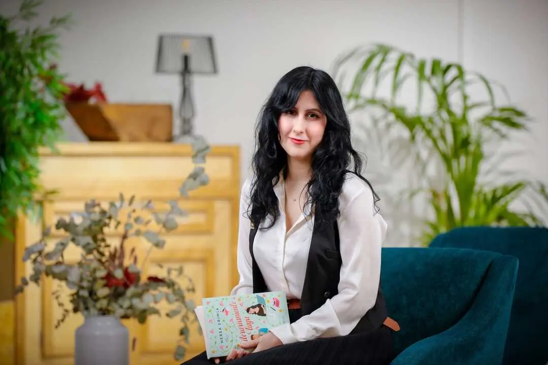 Nerea Ermia sosteniendo su libro 'Literariamente tuya'. / EP