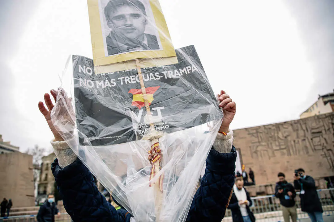 Una persona sostiene una pancarta con la imagen de Miguel &Aacute;ngel Blanco, asesinado por ETA, en una manifestaci&oacute;n a favor de las v&iacute;ctimas del terrorismo. / EP