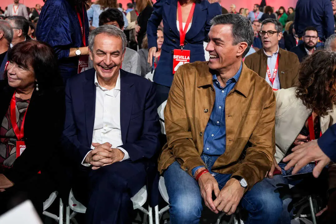 El Presidente del Gobierno de Espa&ntilde;a, Pedro S&aacute;nchez, (d) junto al ex Presidente del Gobierno de Espa&ntilde;a, Jos&eacute; Luis Rodr&iacute;guez Zapatero, (i). / EP