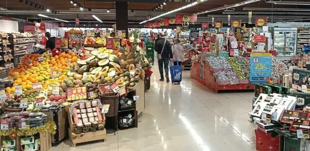 Varias personas en un supermercado. / EP
