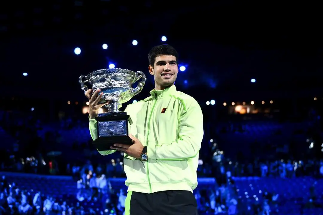 Carlos Alcaraz elev&oacute; su nivel de forma extraordinaria para derrotar a Novak Djokovic en la final del Open de Australia. / EP