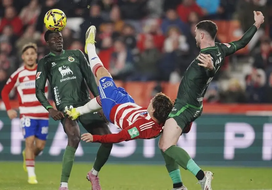 Una de las acciones del partido entre Racing y Granada. / L.H.