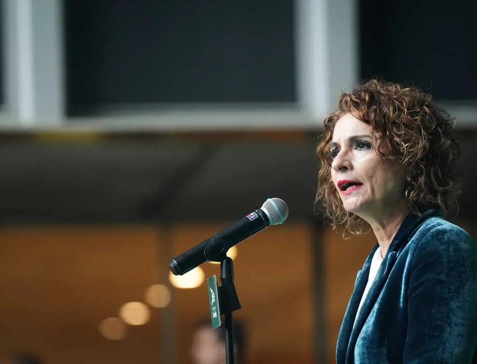 La vicepresidenta primera del Gobierno y ministra de Hacienda, Mar&iacute;a Jes&uacute;s Montero, atiende a los medios. / Mar&iacute;a Jos&eacute; L&oacute;pez