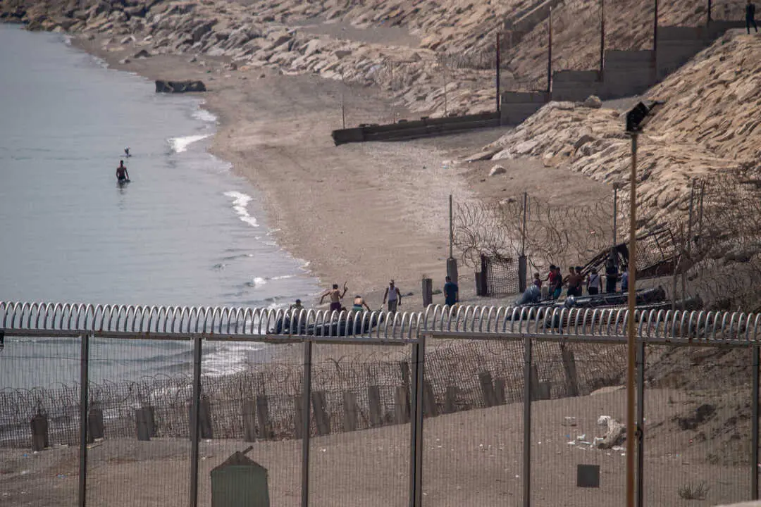 La frontera de Ceuta atraviesa un nuevo episodio de tensi&oacute;n migratoria tras la regularizaci&oacute;n impulsada por el Ejecutivo de Pedro S&aacute;nchez. / EP