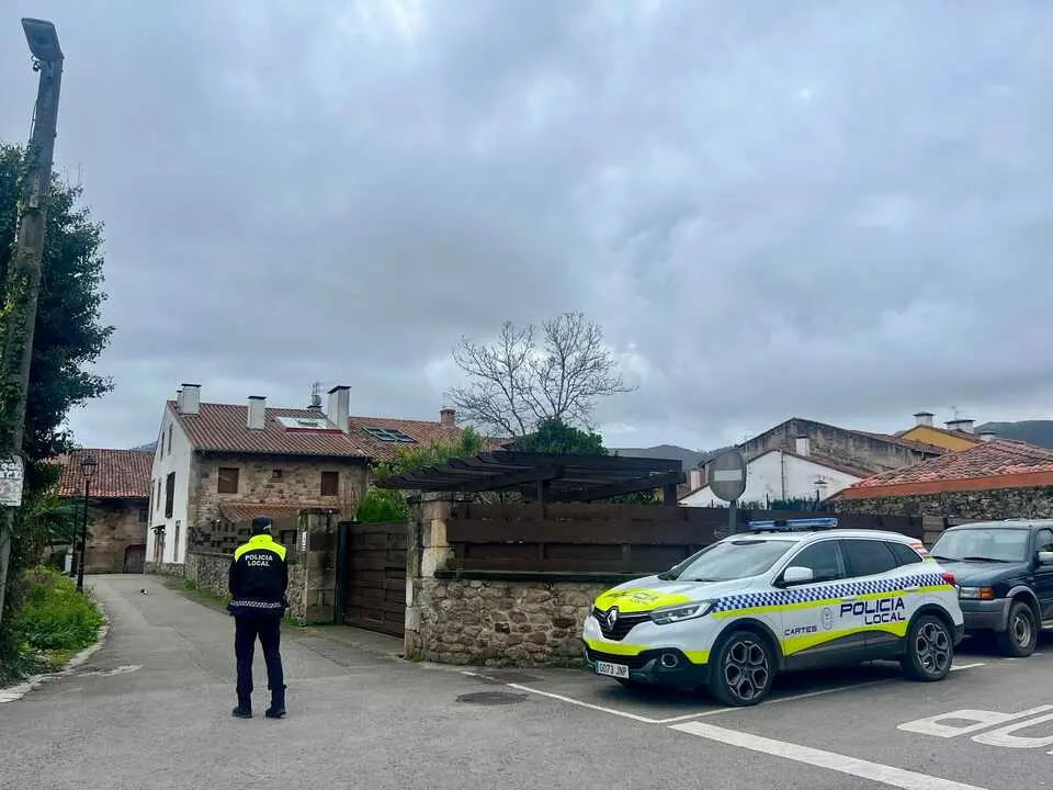 Un agente de Polic&iacute;a Local en la zona de la vivienda a la que est&aacute; previsto que lleguen menores migrantes. / EP