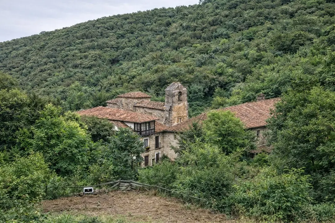 Pocas personas imaginar&iacute;an que un pueblo de apenas 60 habitantes conserva uno de los conjuntos rom&aacute;nicos m&aacute;s sobresalientes del norte de Espa&ntilde;a. / I.A