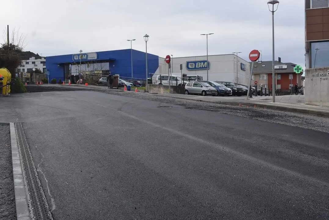 Asfaltado junto a nuevo parking subterr&aacute;neo de Liencres. / a.e