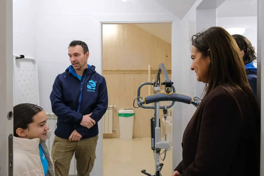 La consejera de Inclusi&oacute;n Social, Bego&ntilde;a G&oacute;mez del R&iacute;o, inaugura los ba&ntilde;os para personas ostomizadas. / a.e