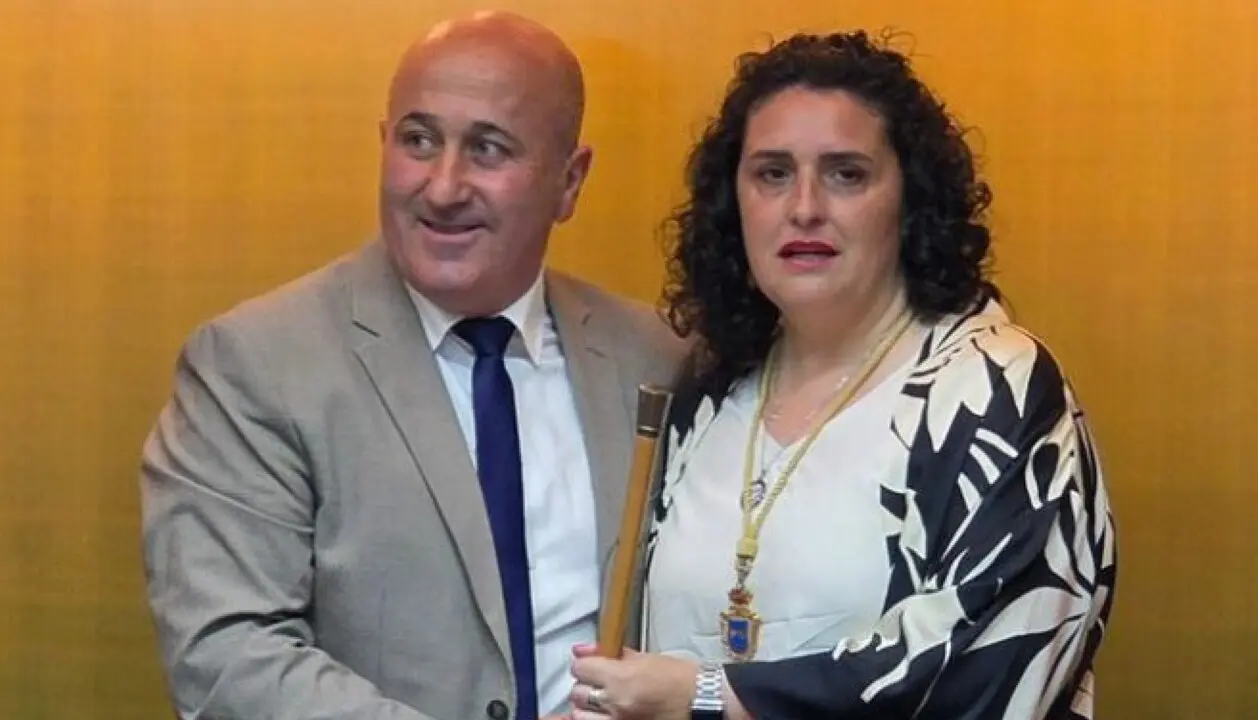 El anterior alcalde de Cartes pas&aacute;ndola el testigo a la acutal alcaldesa, Lorena Cueto.