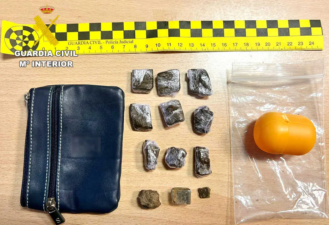 Efectivos de la Guardia Civil arrestaron este lunes a un var&oacute;n en Sar&oacute;n durante un servicio preventivo, tras localizarle hach&iacute;s dosificado oculto en una cartera. / G.C