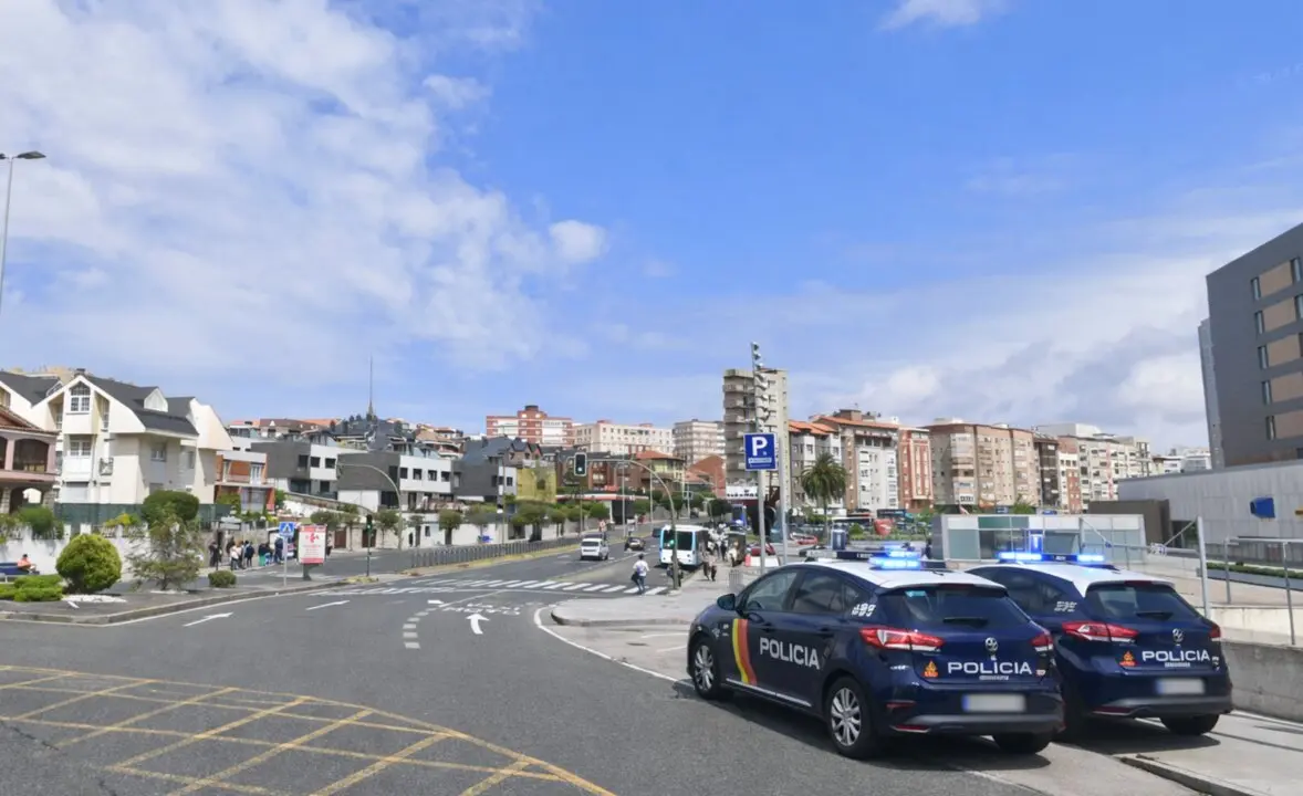 Varios coches de Policia Nacional en el lugar del accidente.