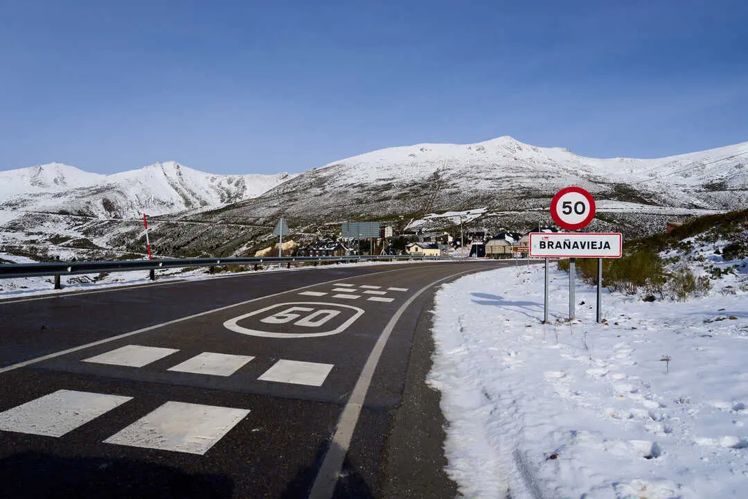 Cinco carreteras auton&oacute;micas presentan tramos afectados por nieve y placas de hielo. / ep


FOTO: Juan Manuel Serrano Arce