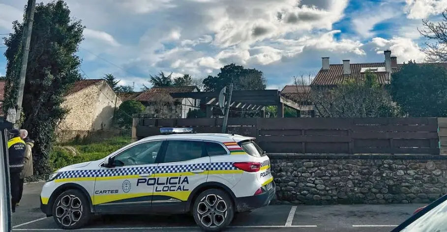 La Polic&iacute;a Local de Cartes, ayer en la entrada al Centro de menores. / ALERTA