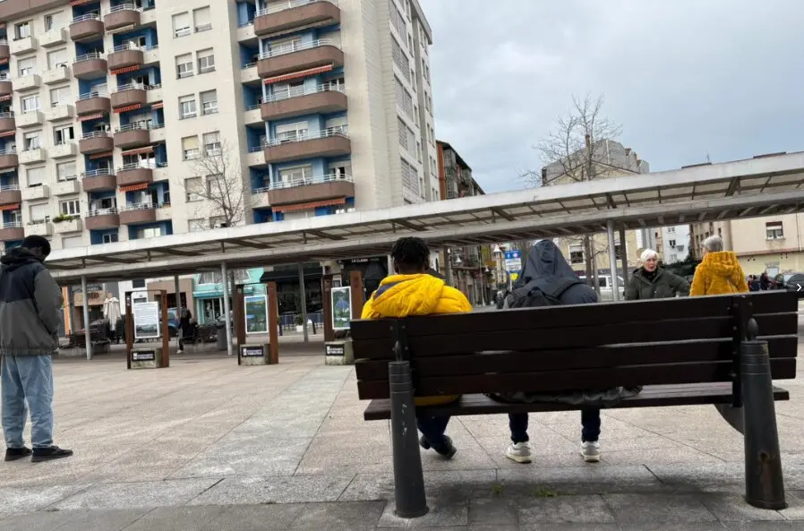 Varios j&oacute;venes sentados en la plaza de La Llama en Torrelavega en el d&iacute;a de ayer. / ALERTA