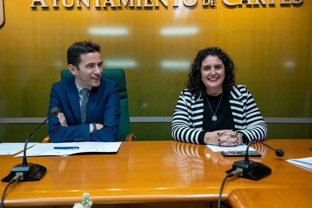 El delegado del Gobierno en Cantabria, Pedro Casares, y la alcaldesa de Cartes, Lorena Cueto. / a.e