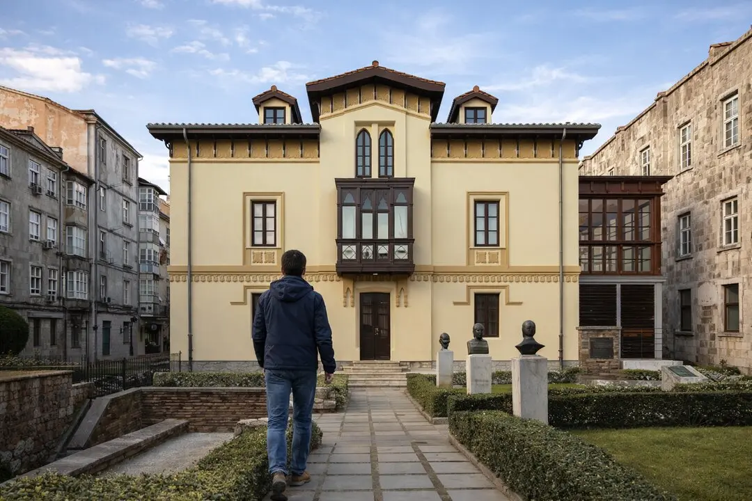 Una persona camina por los jardines que conducen a la entrada de la Fundaci&oacute;n Gerardo Diego, en Santander. / I.A.