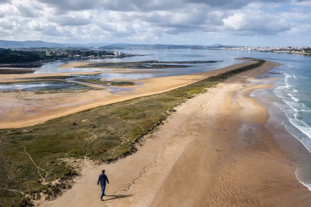 El Puntal de Somo separa el mar Cant&aacute;brico de la bah&iacute;a mientras regala una de las vistas m&aacute;s completas de Santander. / i.a.