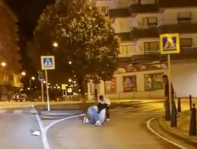 Imagen en la que se aprecia como un joven fue agredido violentamente en plena v&iacute;a p&uacute;blica. / a.e
