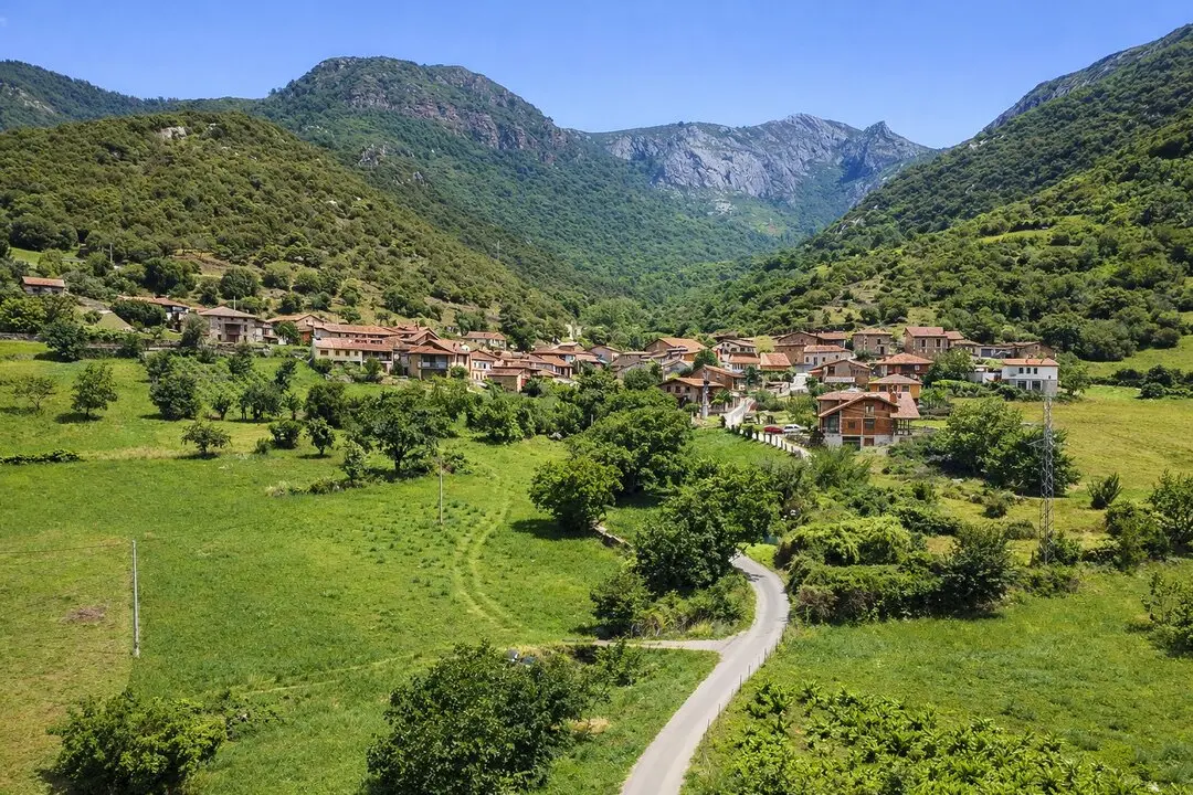 Perfecto para una parada en ruta por Li&eacute;bana, este peque&ntilde;o enclave combina naturaleza, senderismo y un monumento &uacute;nico. / a.e