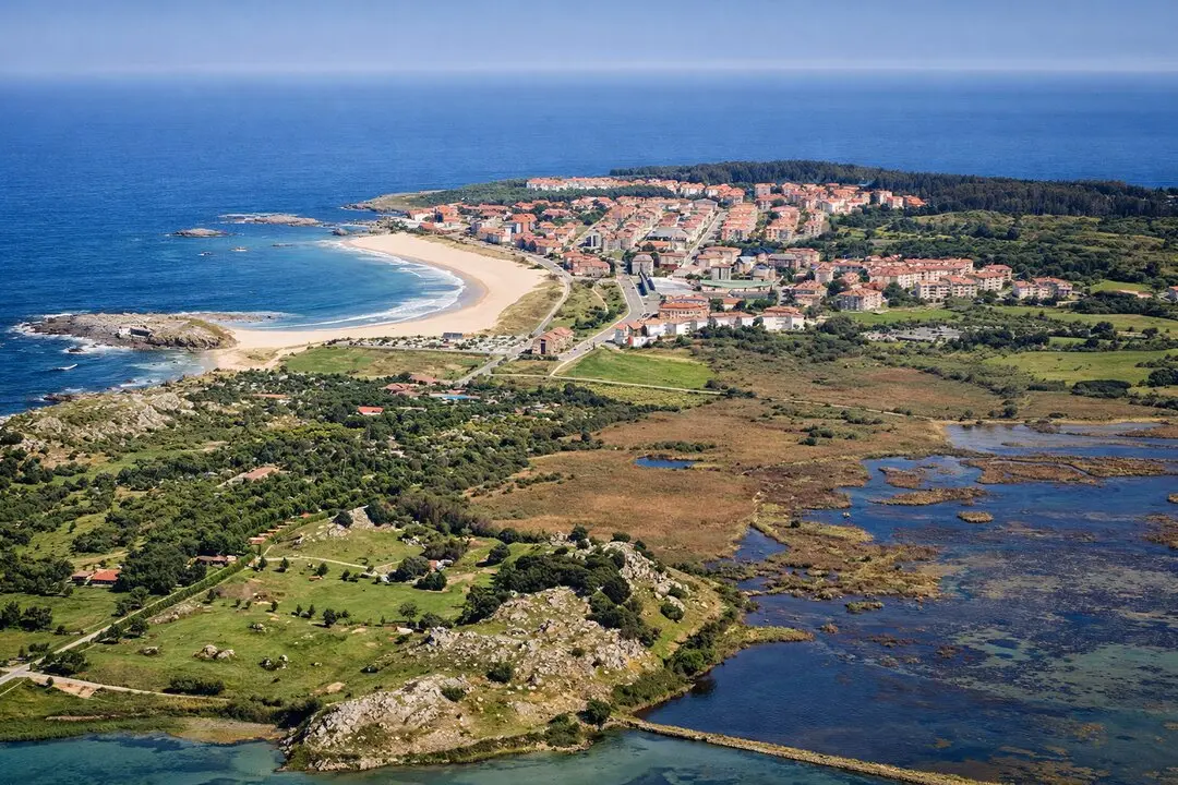 Cada verano, miles de visitantes llegan a este rinc&oacute;n de Trasmiera atra&iacute;dos por sus playas y su entorno natural. / I.A