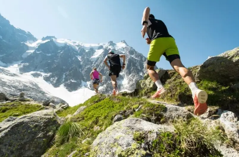 Varias personas corriendo por los montes de Cantabria.
