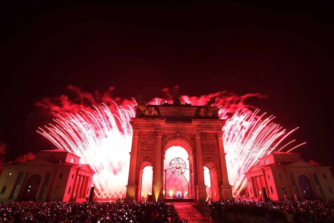 San Siro fue el epicentro emocional de una ceremonia in&eacute;dita que combin&oacute; arte, m&uacute;sica y simbolismo. / x