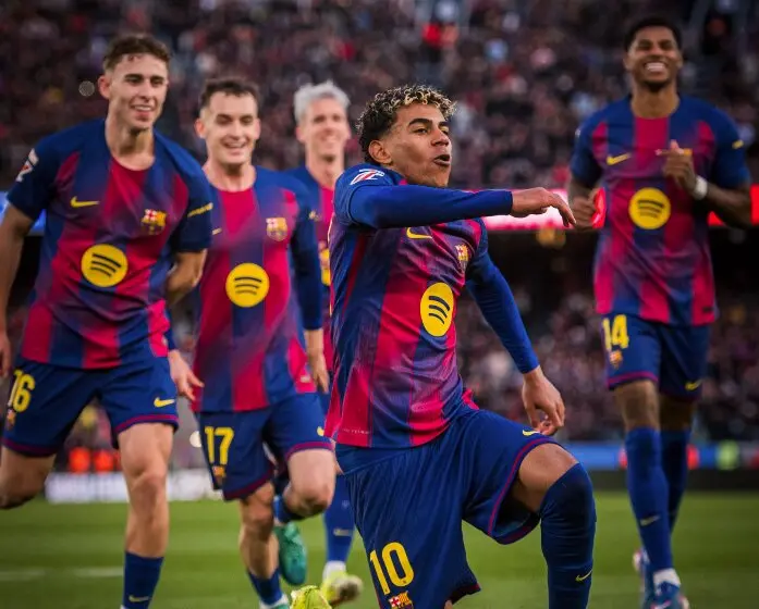 Los jugadores del Bar&ccedil;a celebran el gol de Lamine. / FCB