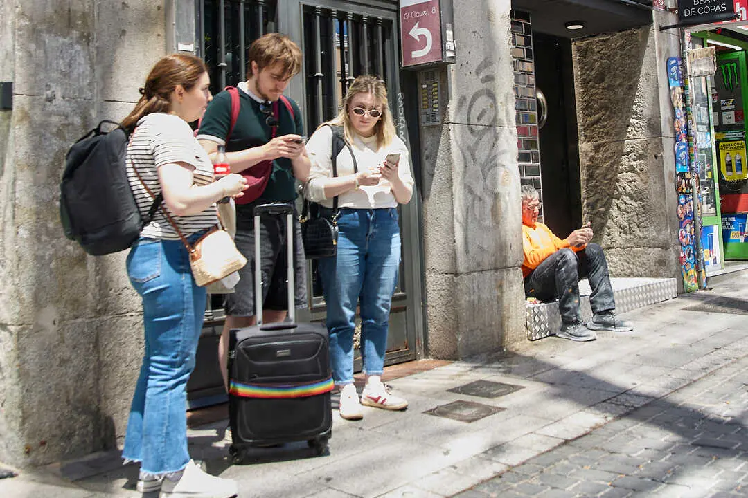 Tres j&oacute;venes en el exterior de un piso tur&iacute;stico. / Jes&uacute;s Hell&iacute;n