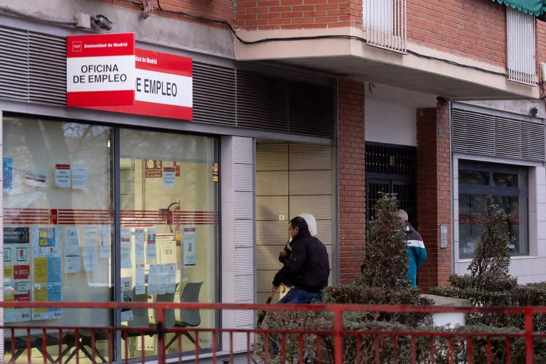 Varias personas hacen cola para entrar en una Oficina de Empleo. / EP