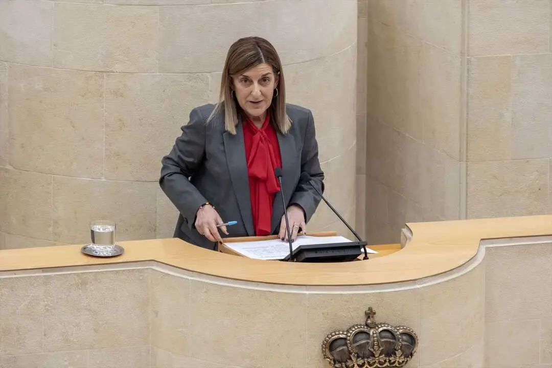 La presidenta, Mar&iacute;a Jos&eacute; S&aacute;enz de Buruaga, en el Parlamento. / A.E.