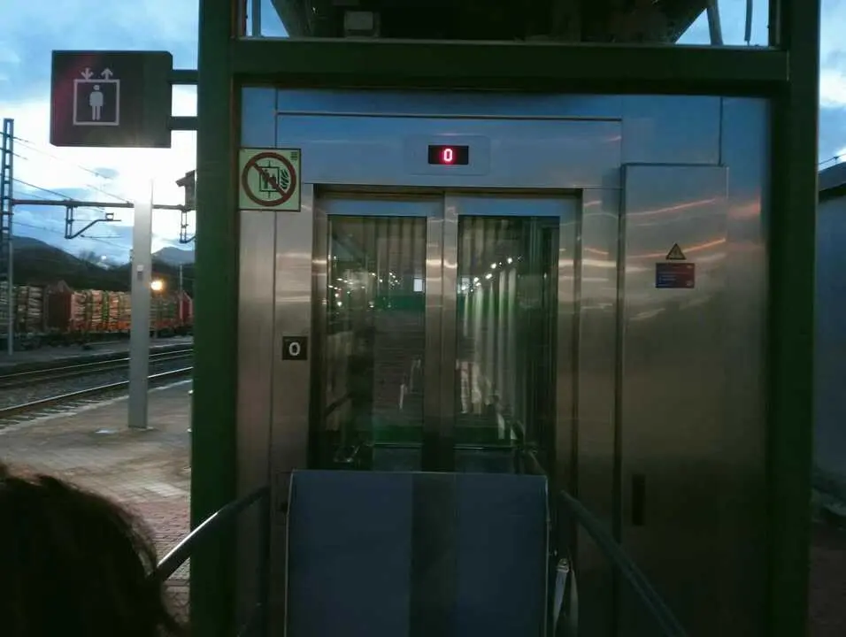 Un defecto en el ascensor instalado en la estaci&oacute;n de Tanos ha destapado graves carencias en una obra que promet&iacute;a accesibilidad total en Torrelavega. / torrelavega se mueve