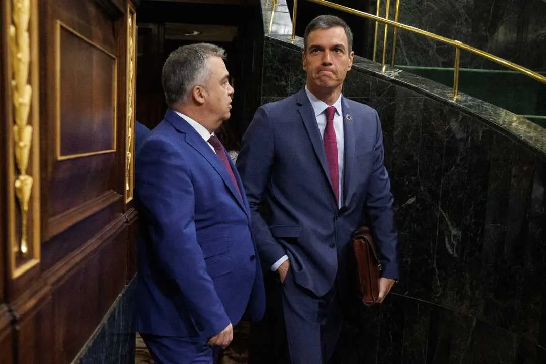 El ex n&uacute;mero 3 del PSOE y el presidente del Gobierno. / EP