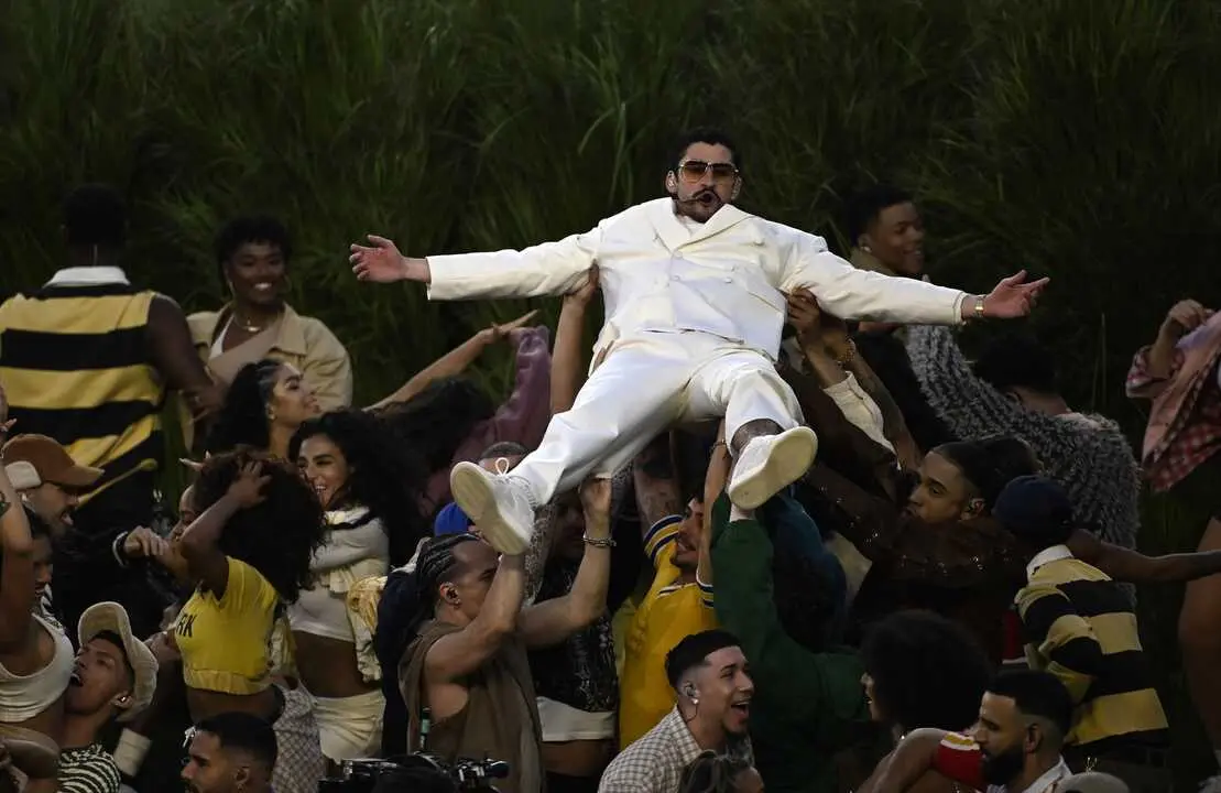 Bad Bunny durante el espect&aacute;culo del medio tiempo de la Super Bowl. / Charles Baus