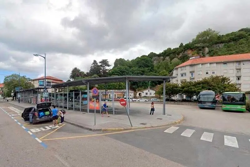 La ruta que une Castro Urdiales con Laredo, con parada en el hospital comarcal, aumenta su oferta. / A.E