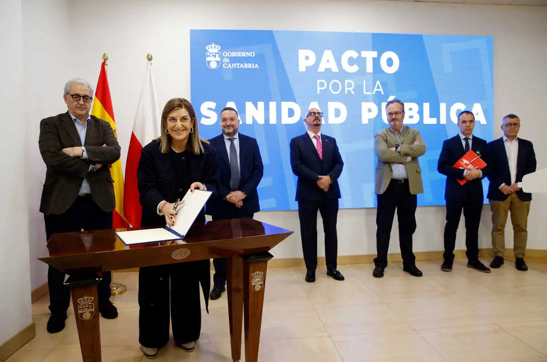 La presidenta de Cantabria durante la firma de la adenda al pacto sanitario junto a representantes del Sindicato M&eacute;dico y del Colegio de M&eacute;dicos. / alerta