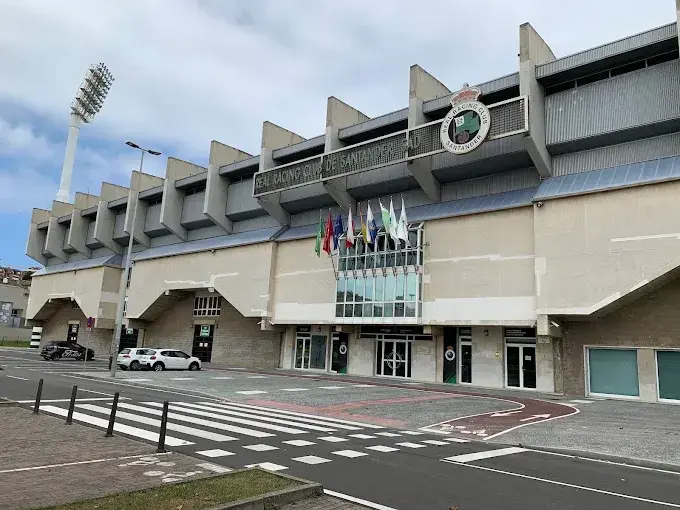 Una de las entradas de los Campos de Sport de El Sardinero. / A.E
