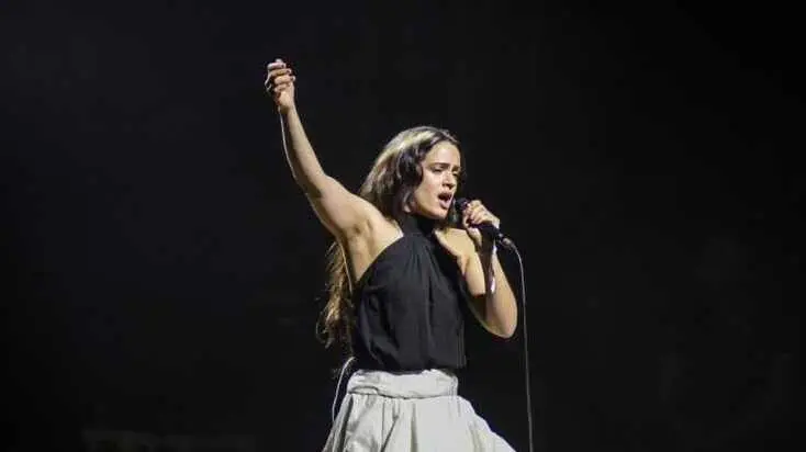 La artista Rosal&iacute;a durante una actuaci&oacute;n. / ALBERTO PAREDEs / Archivo