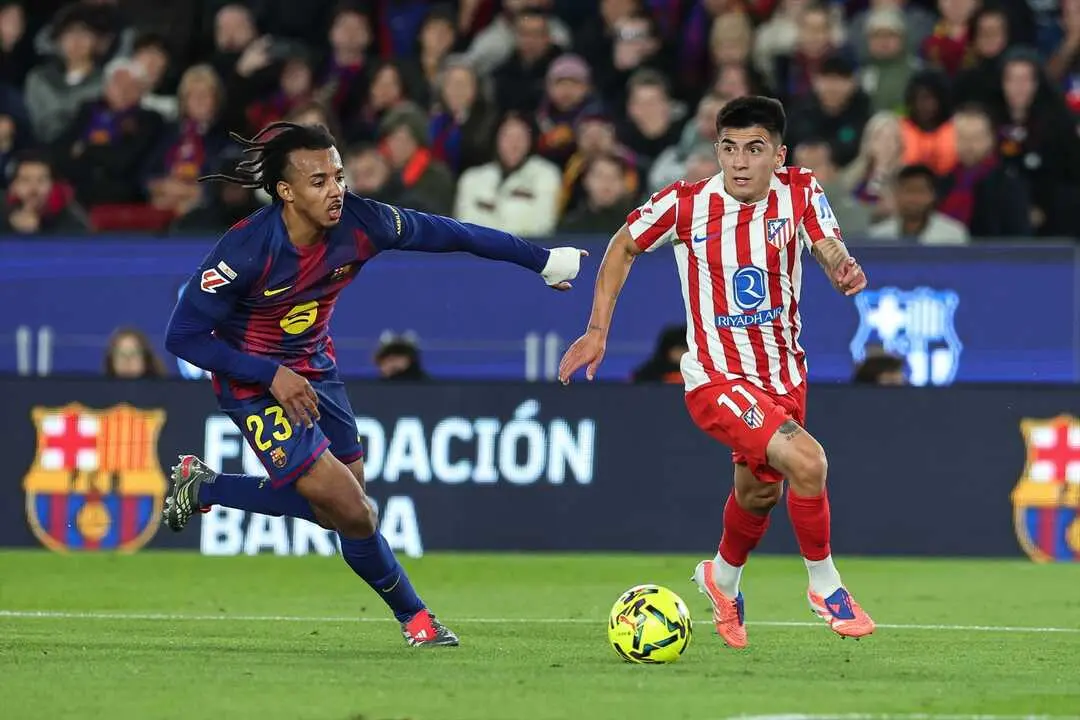 Jules Kounde y Thiago Almada durante el partido de liga. / EP