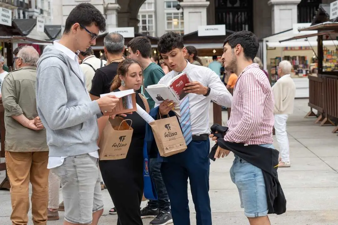 El programa cultural de la Feria del Libro de Santander alcanza los 13.500 participantes en 2025. /  FELISA