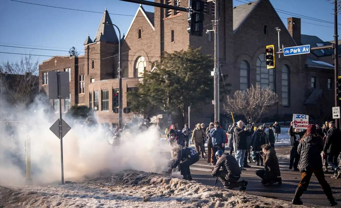 Una escena ca&oacute;tica entre decenas de manifestantes y agentes de ICE tiene lugar cerca de la Iglesia Metodista Unida de Park Avenue en Minneapolis. / EP