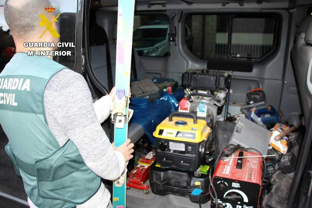 Componente de la Guardia Civil inspeccionando los efectos recuperados. / GC