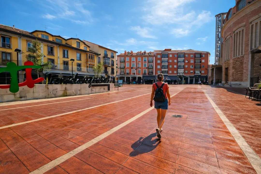 Una persona camina por la Plaza Roja de la ciudad. / I.A