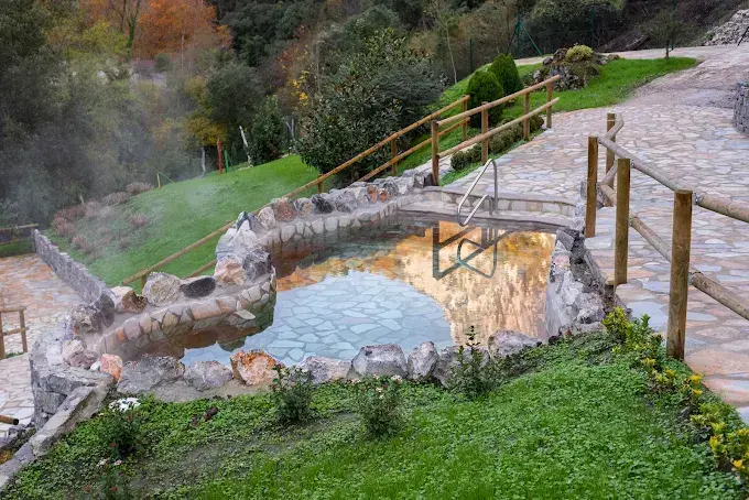 Lo que hoy es uno de los centros termales m&aacute;s bonitos de Espa&ntilde;a comenz&oacute; siendo una cueva natural donde los ba&ntilde;istas del siglo XVIII se sumerg&iacute;an en aguas medicinales. / A.E