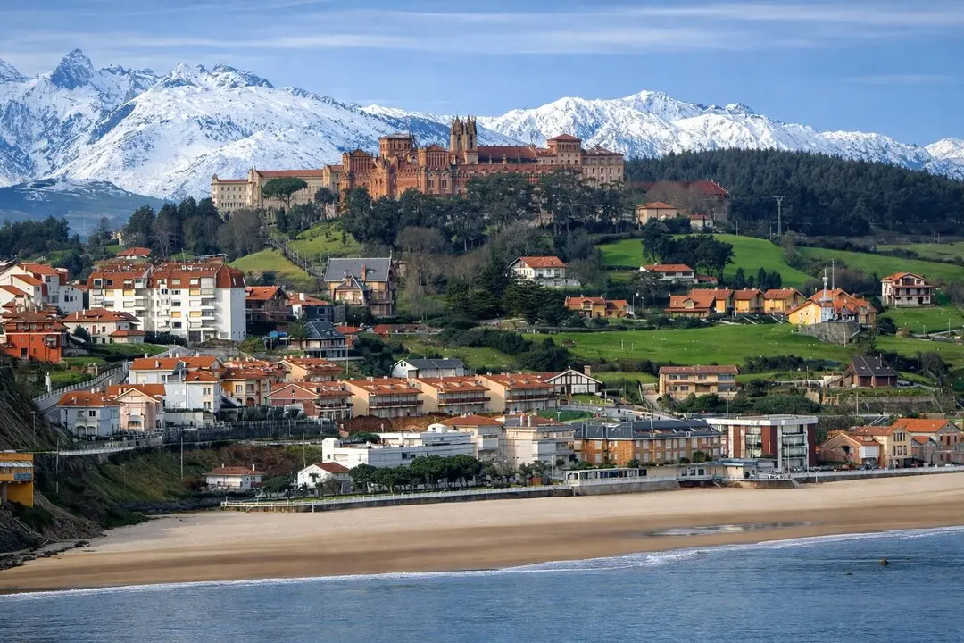 Comillas no es solo la villa que alberga una obra de Gaud&iacute;: es un conjunto monumental frente al Cant&aacute;brico donde conviven palacios, universidad pontificia, playas abiertas y miradores naturales. / I.A