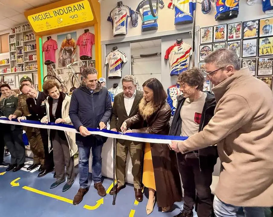 Miguel Indurain inaugura su espacio en el Museo del Ciclismo Santiago Revuelta en Santander. / a.e