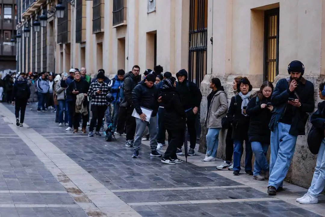 Inmigrantes regularizados podr&aacute;n incorporarse al sistema de ayudas p&uacute;blicas en igualdad de condiciones tras cumplir los requisitos exigidos. / EP