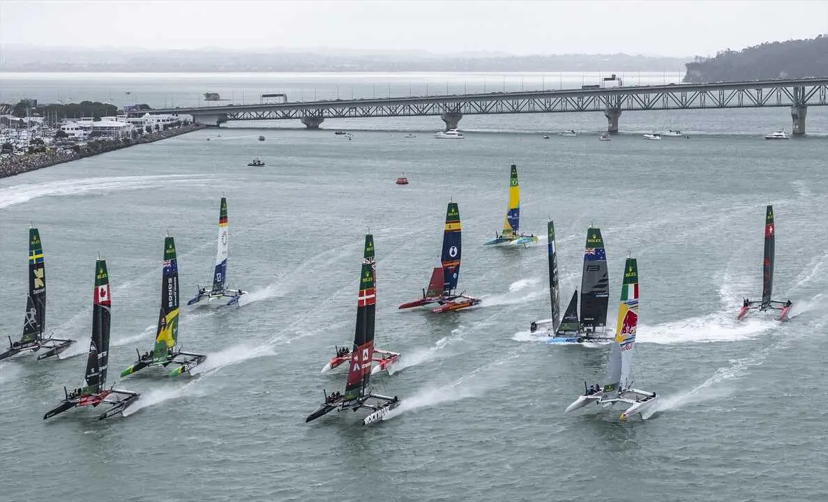 Momento de la colisi&oacute;n entre Nueva Zelanda y Francia en el Gran Premio de Nueva Zelanda, segunda prueba del Mundial de SailGP. / SIMON BRUTY