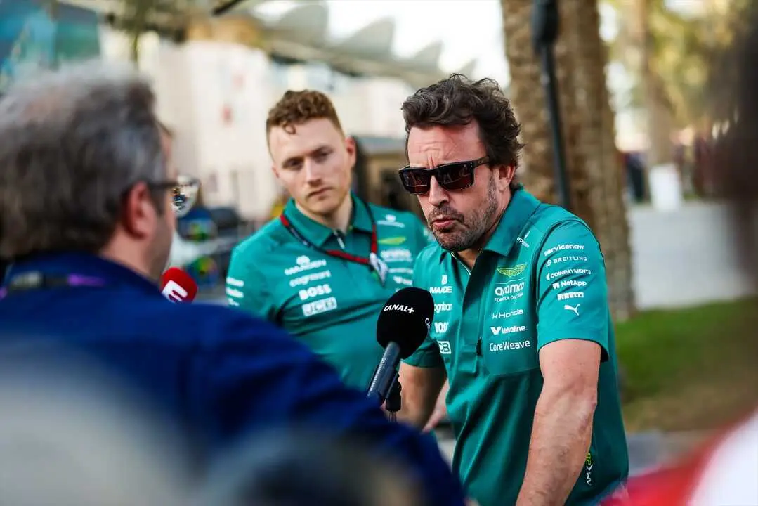 Fernando Alonso hace declaraciones ante los medios. / EP