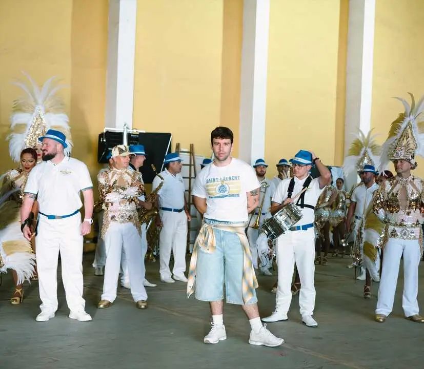 El artista Quevedo homenajea a los carnavales canarios en 'Ni borracho'. / EP